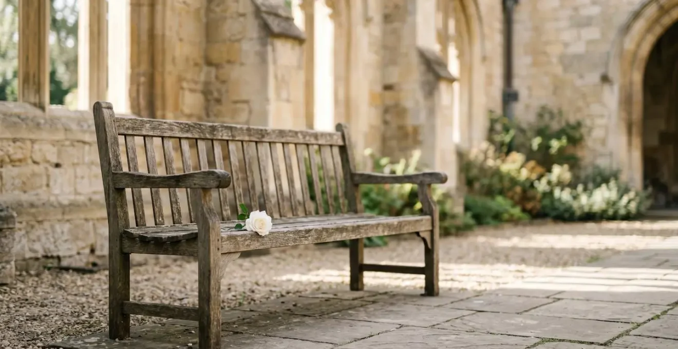 Un banc en bois sous une lumiere douce avec une rose blanche posee, symbolisant le choix des mots justes pour un hommage funeraire