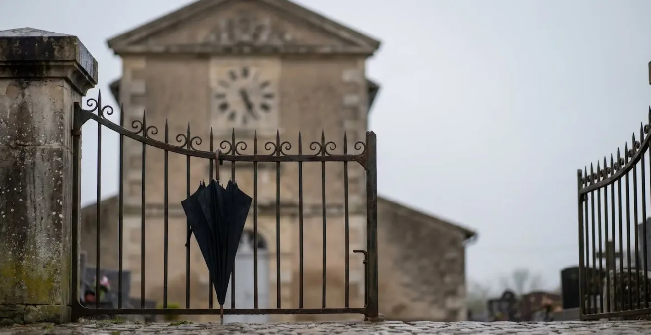 Photographie symbolique évoquant les obligations légales et administratives lors d'un décès en France