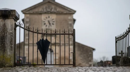 Photographie symbolique évoquant les obligations légales et administratives lors d'un décès en France